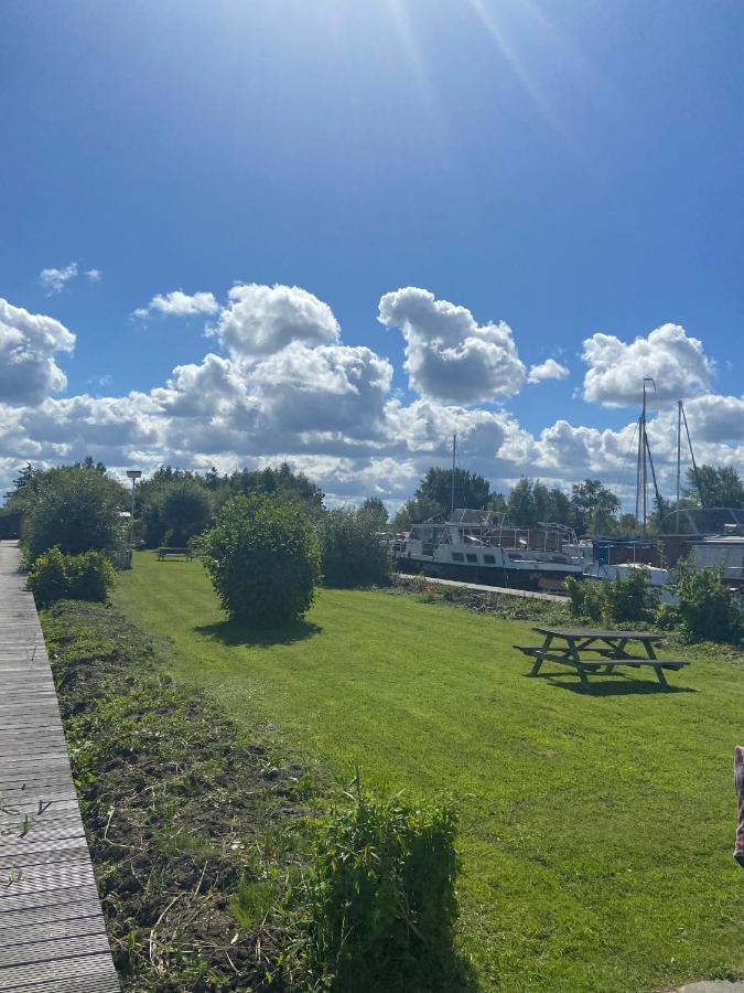 ホテル C'Est La Vie Houseboat Nederhorst den Berg エクステリア 写真