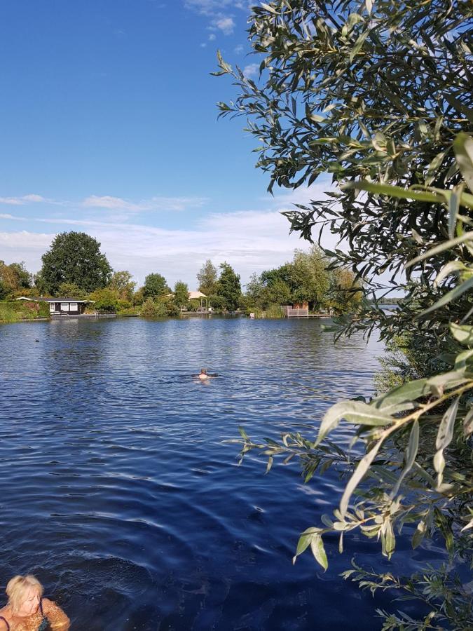 ホテル C'Est La Vie Houseboat Nederhorst den Berg エクステリア 写真