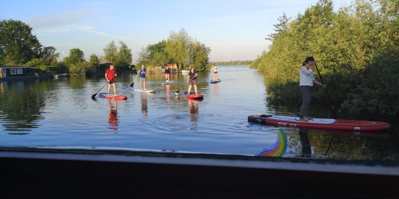 ホテル C'Est La Vie Houseboat Nederhorst den Berg エクステリア 写真