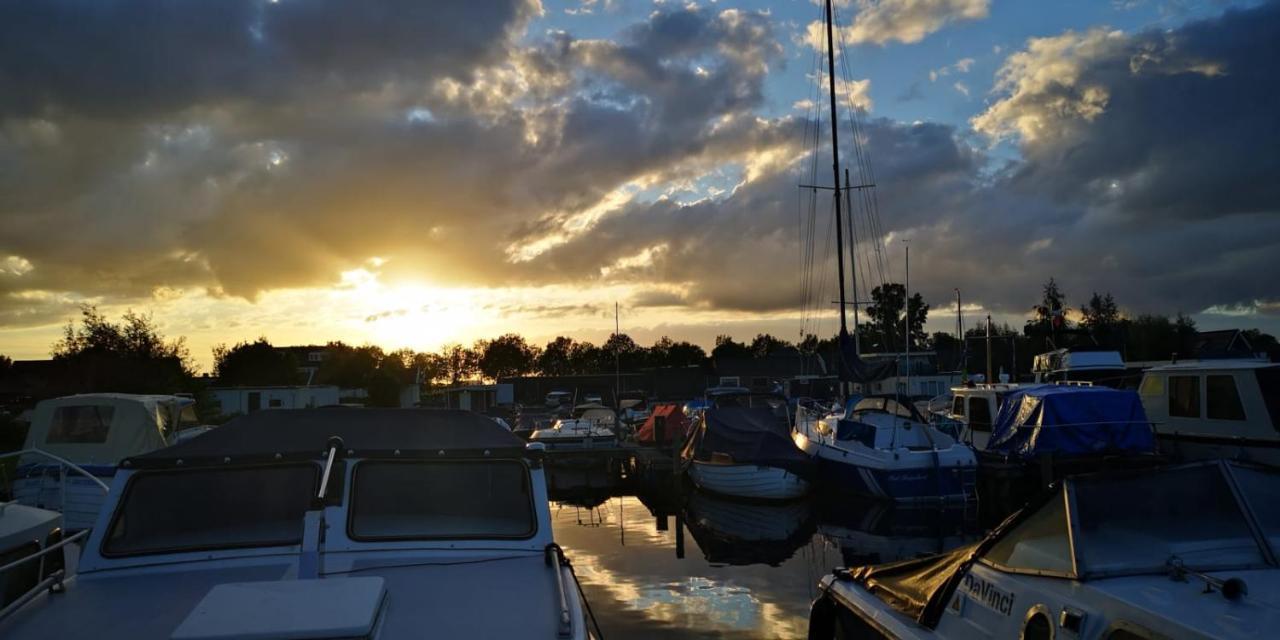 ホテル C'Est La Vie Houseboat Nederhorst den Berg エクステリア 写真