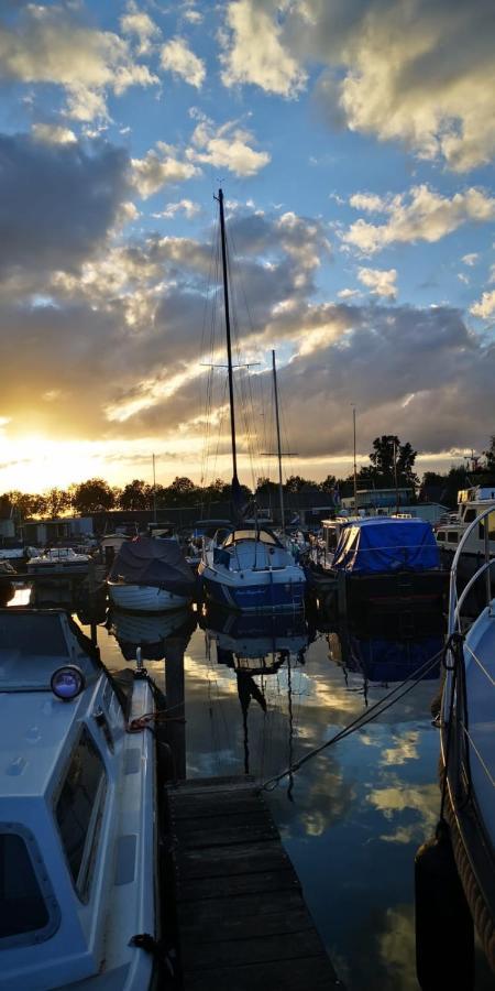 ホテル C'Est La Vie Houseboat Nederhorst den Berg エクステリア 写真