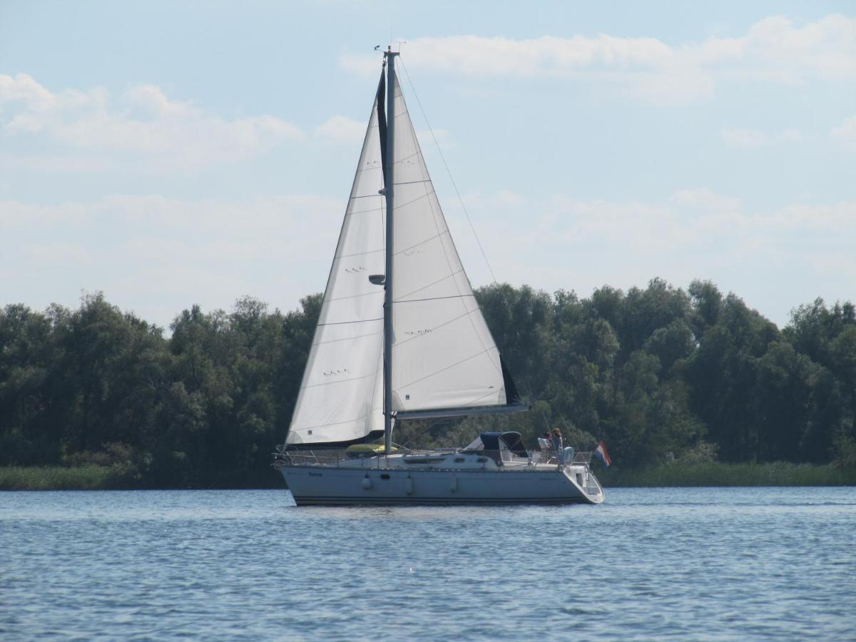 ホテル C'Est La Vie Houseboat Nederhorst den Berg エクステリア 写真